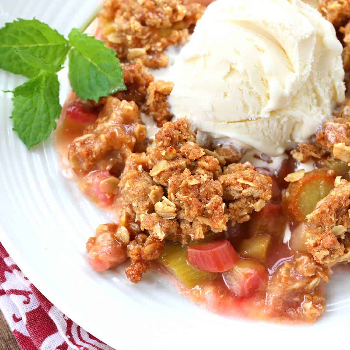 crunchy rhubarb crumble