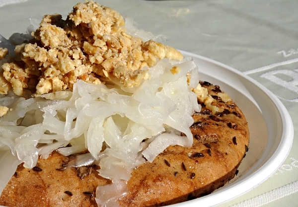 poplamenice with cabbage and cracklings