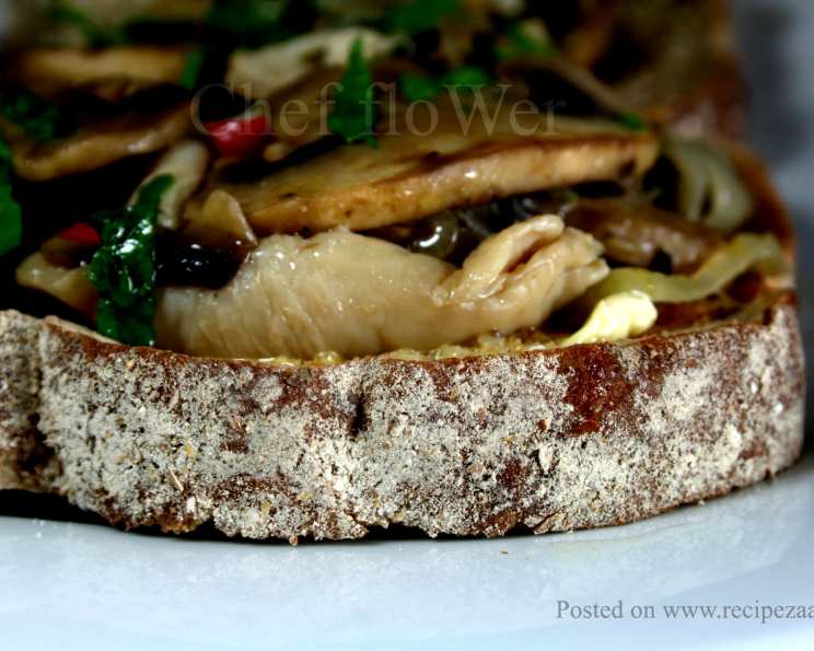 baked toast with mushrooms