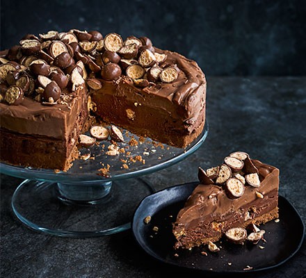 cocoa cake with mascarpone and biscuits