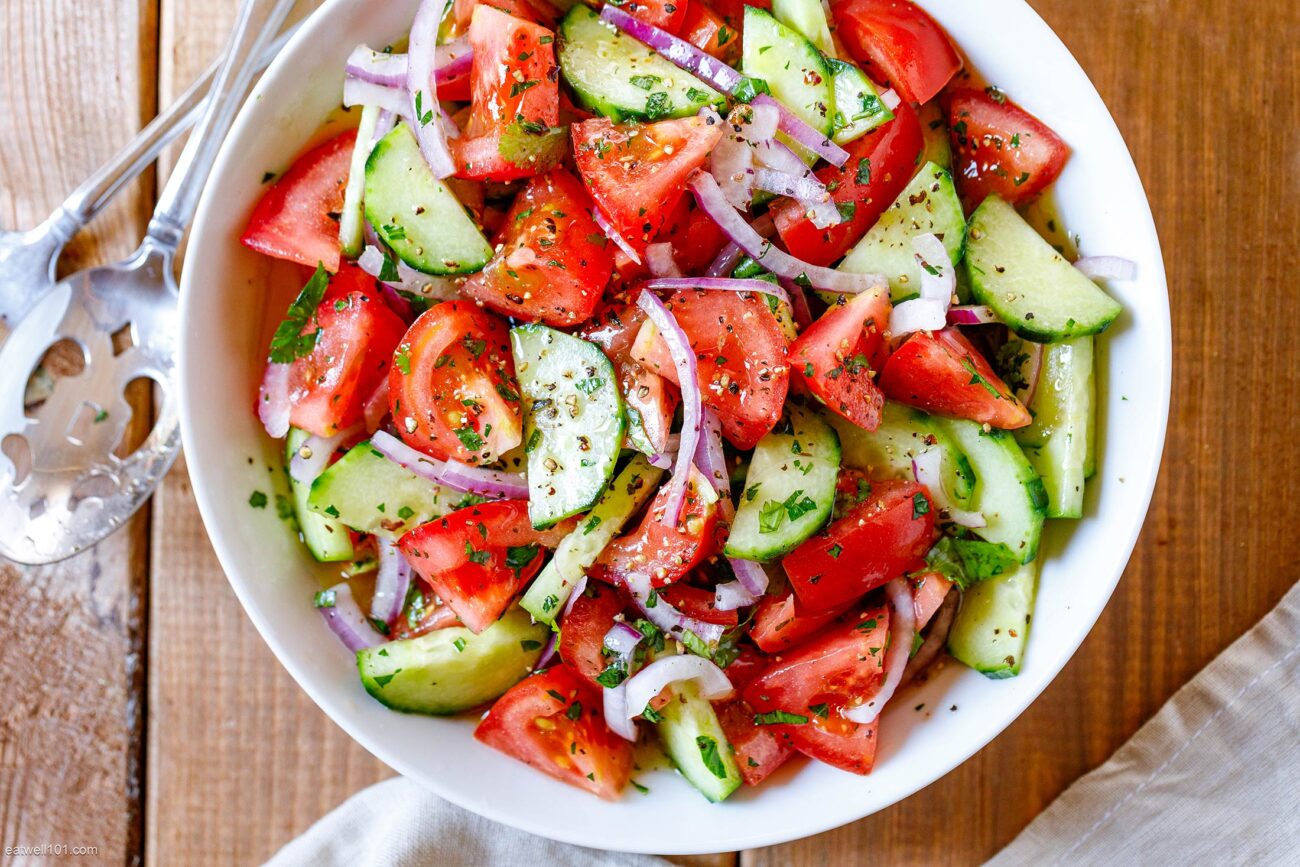 simple tomato salad with onions