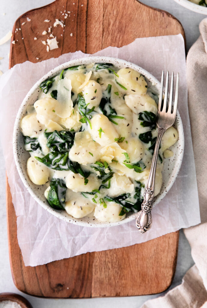 spinach gnocchi with cheese sauce