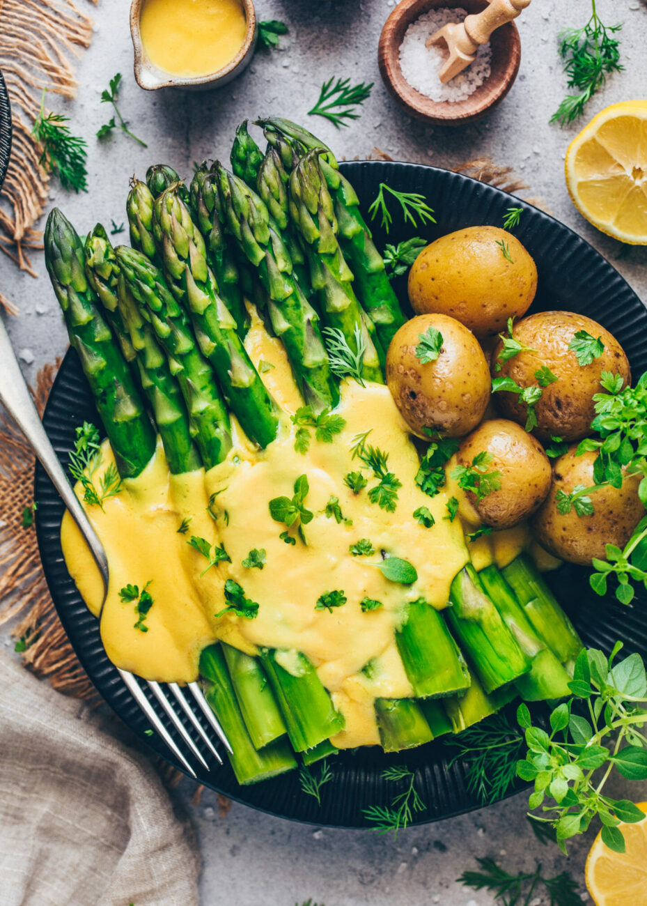 asparagus with mild sauce