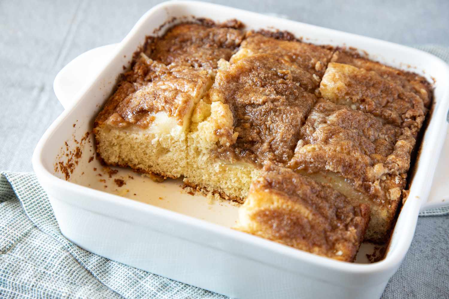 coffee cake with apples and raisins