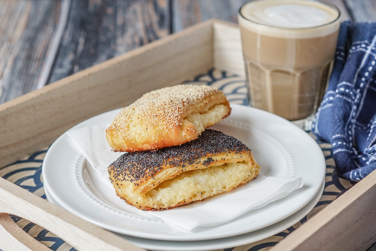 linzer wheels with poppy seeds