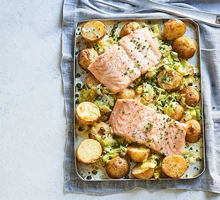 salmon baked with almonds and leeks