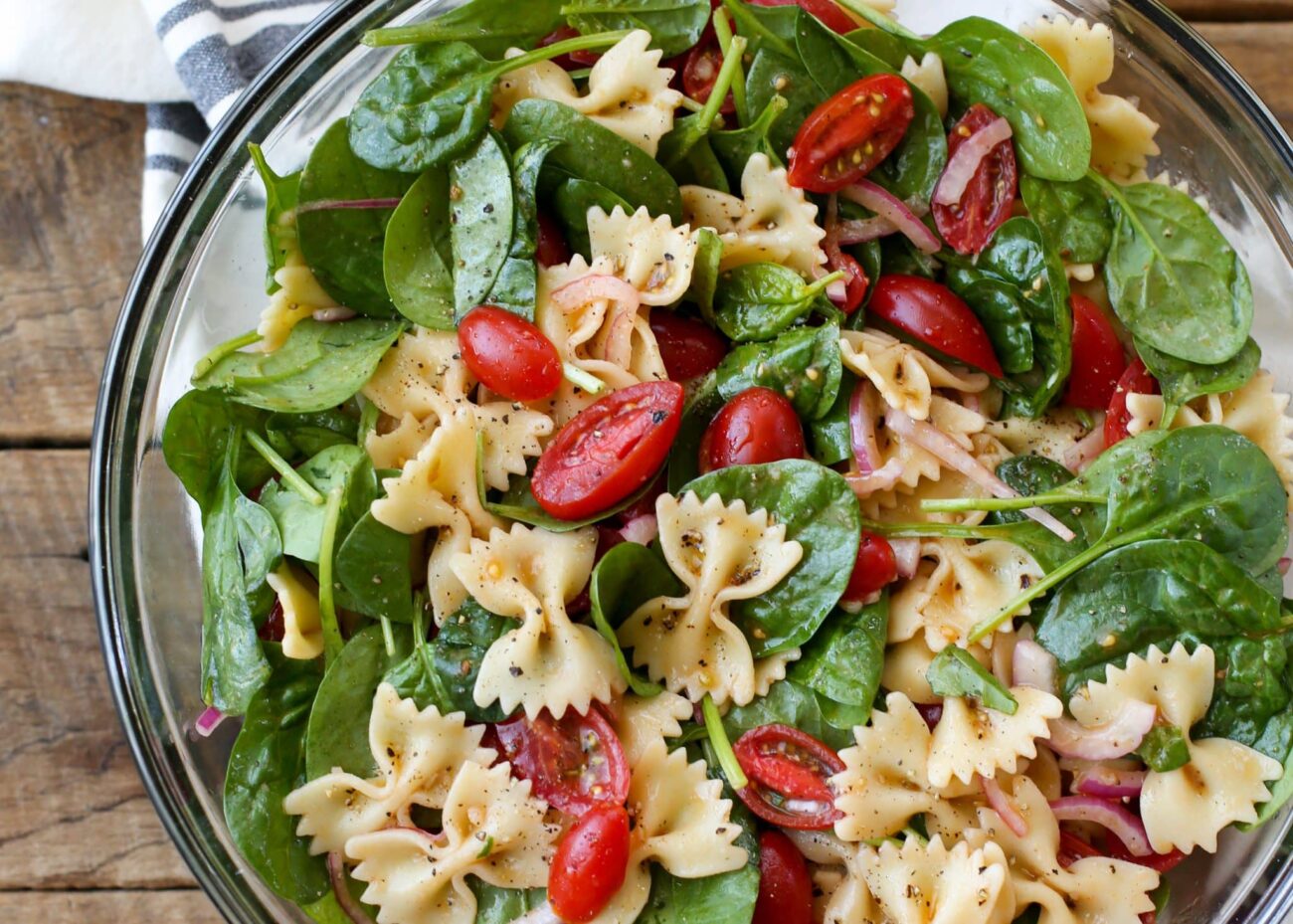 spicy spinach salad with nuts and mozzarella