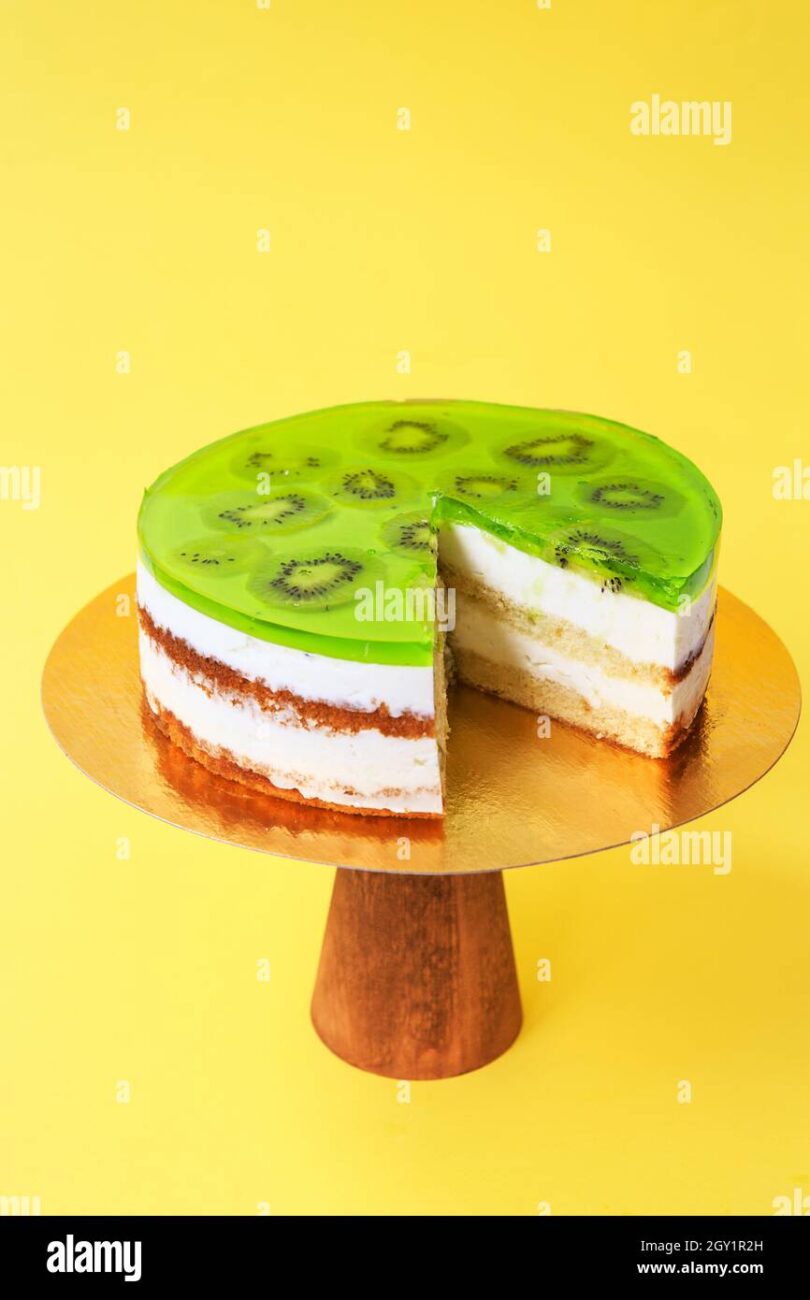 sponge cake with kiwi