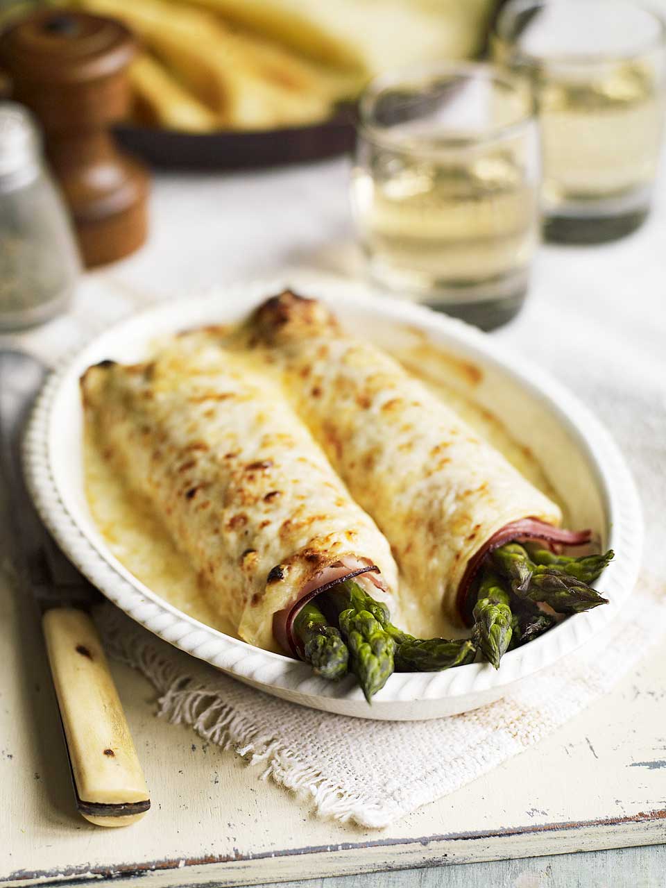 baked asparagus with bechamel and cheese