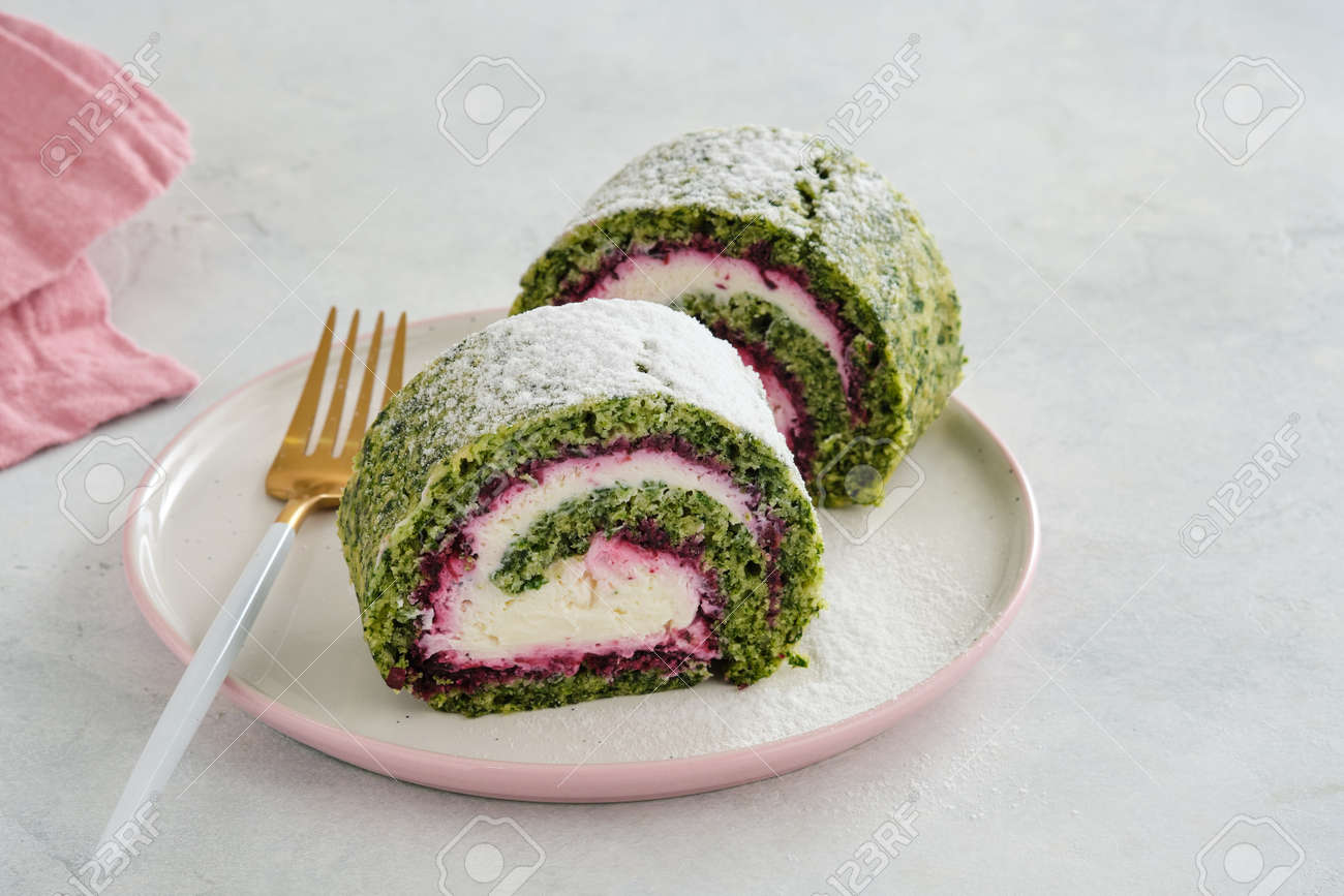 biscuit roulade with raspberry cream