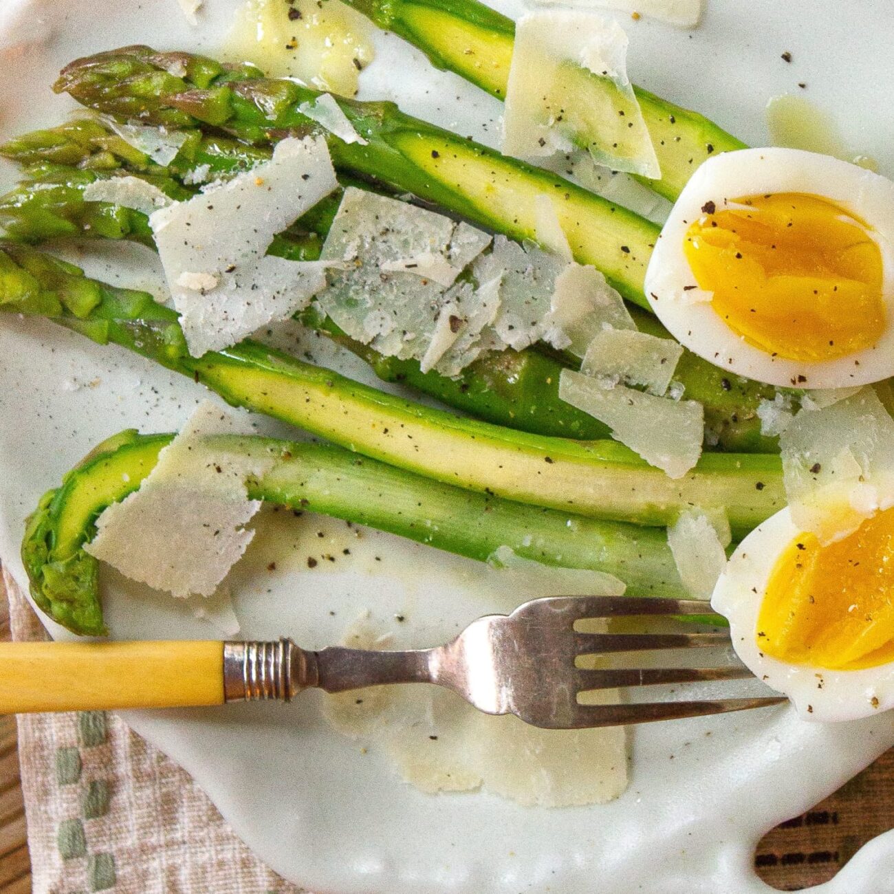 boiled asparagus with egg and whipped cream