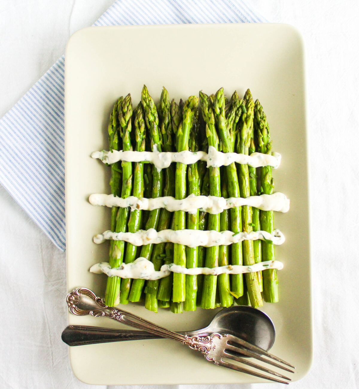 cooked asparagus with green mayonnaise