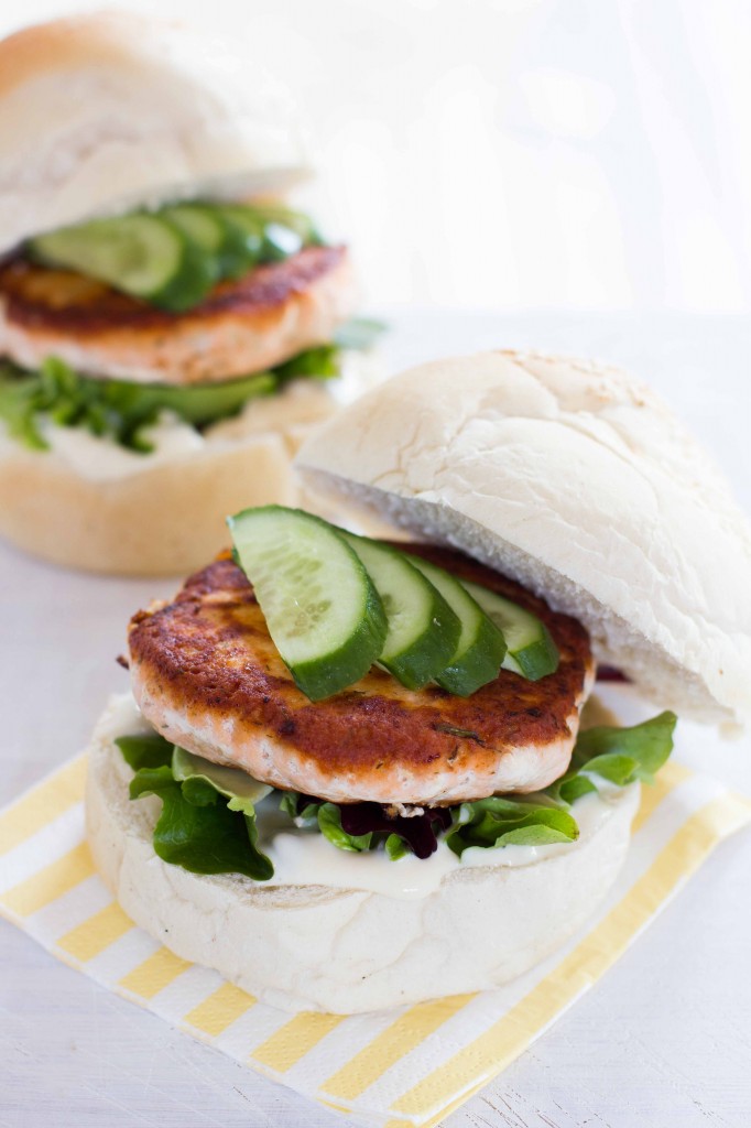 fish burgers with dressing