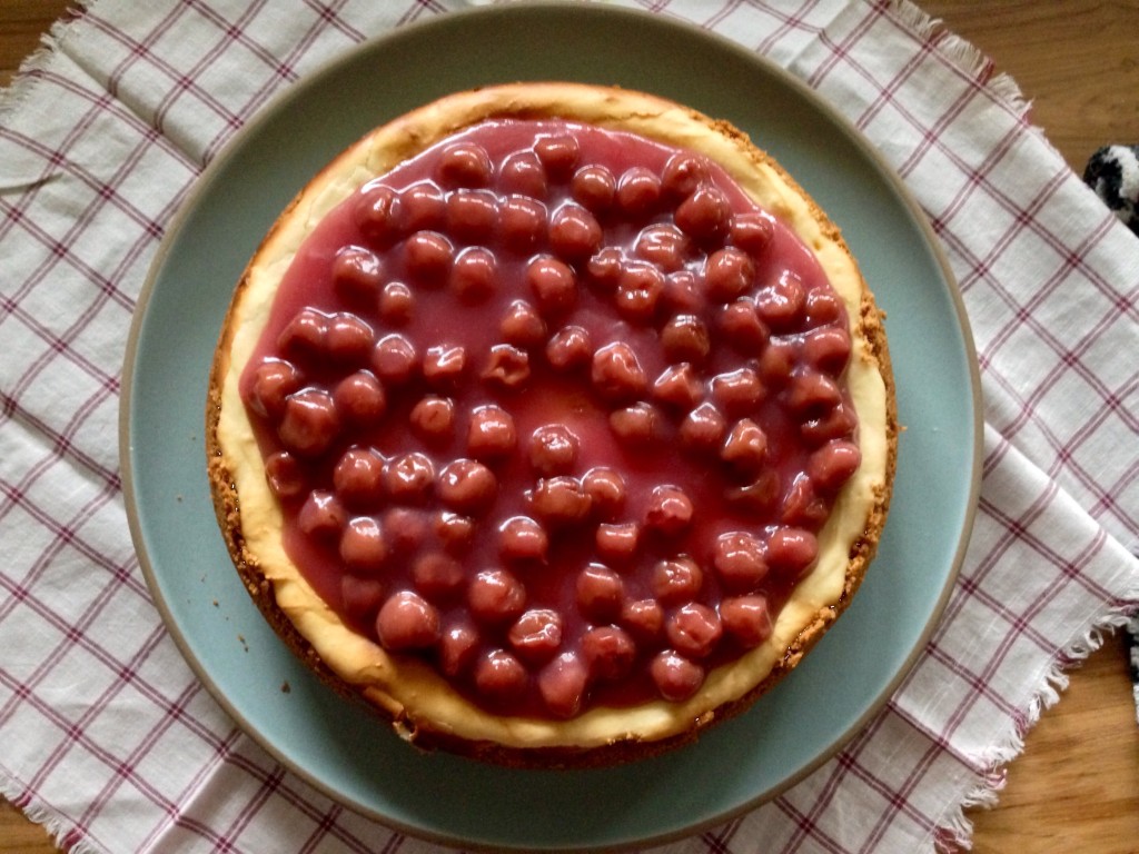 knitted cheesecake with sour cherries