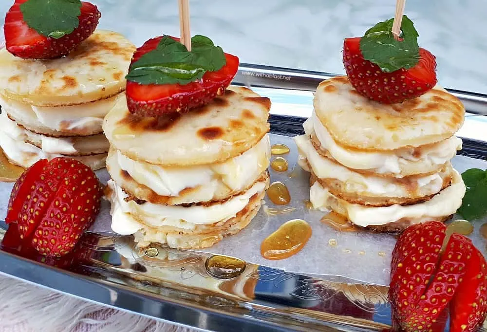 mini pancakes with mascarpone and strawberries