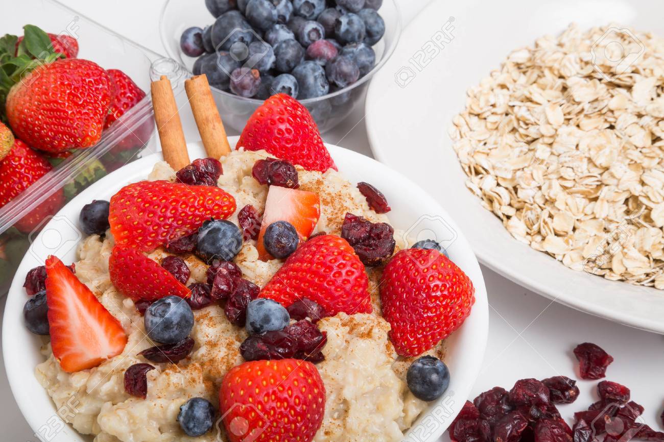 oatmeal with strawberries and cinnamon