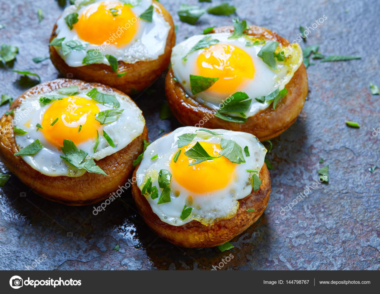 quail eggs baked in mushrooms