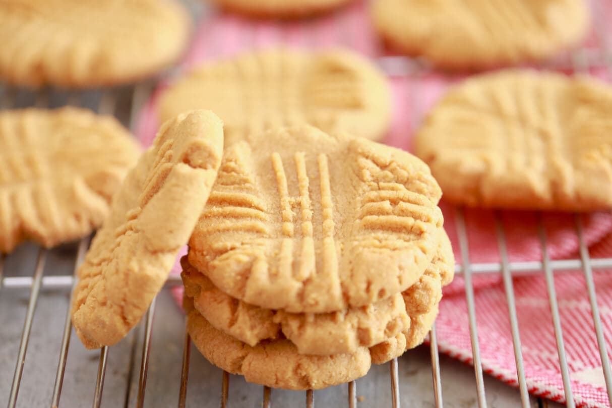 recipe to make baked peanut butter cookies