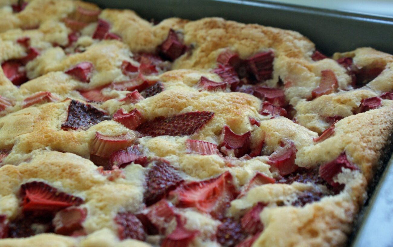 rhubarb strawberry dessert