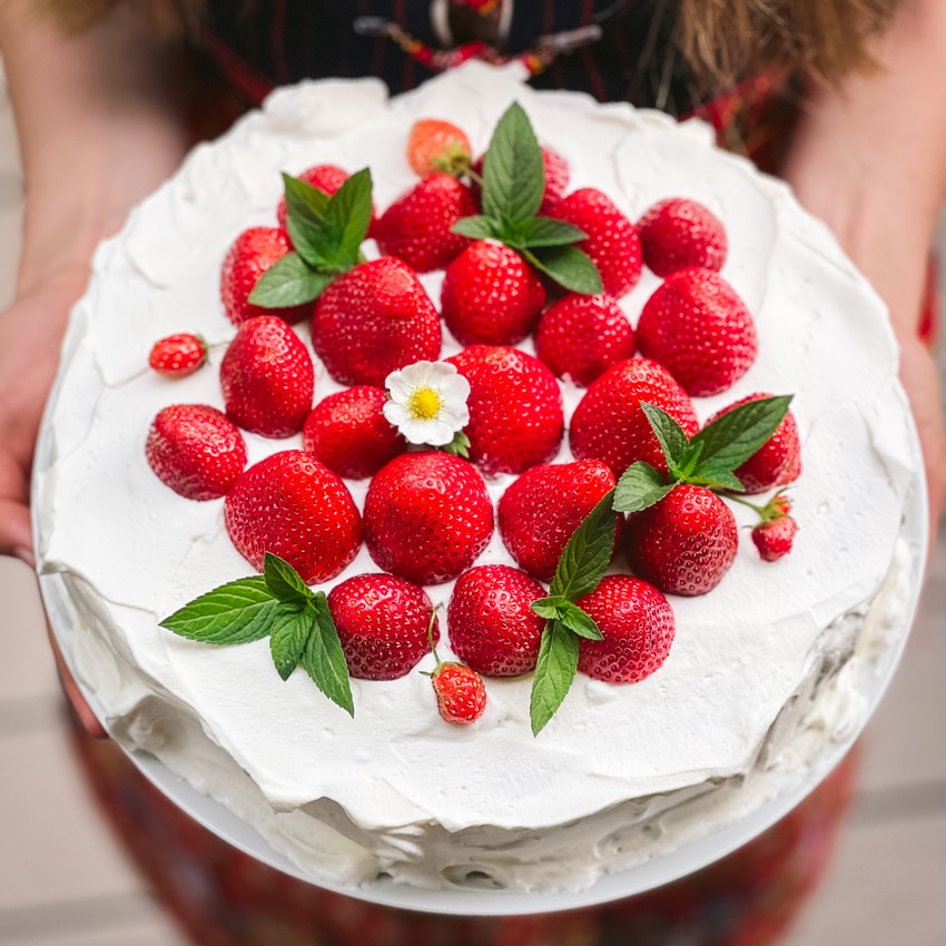 strawberry cake with whipped cream