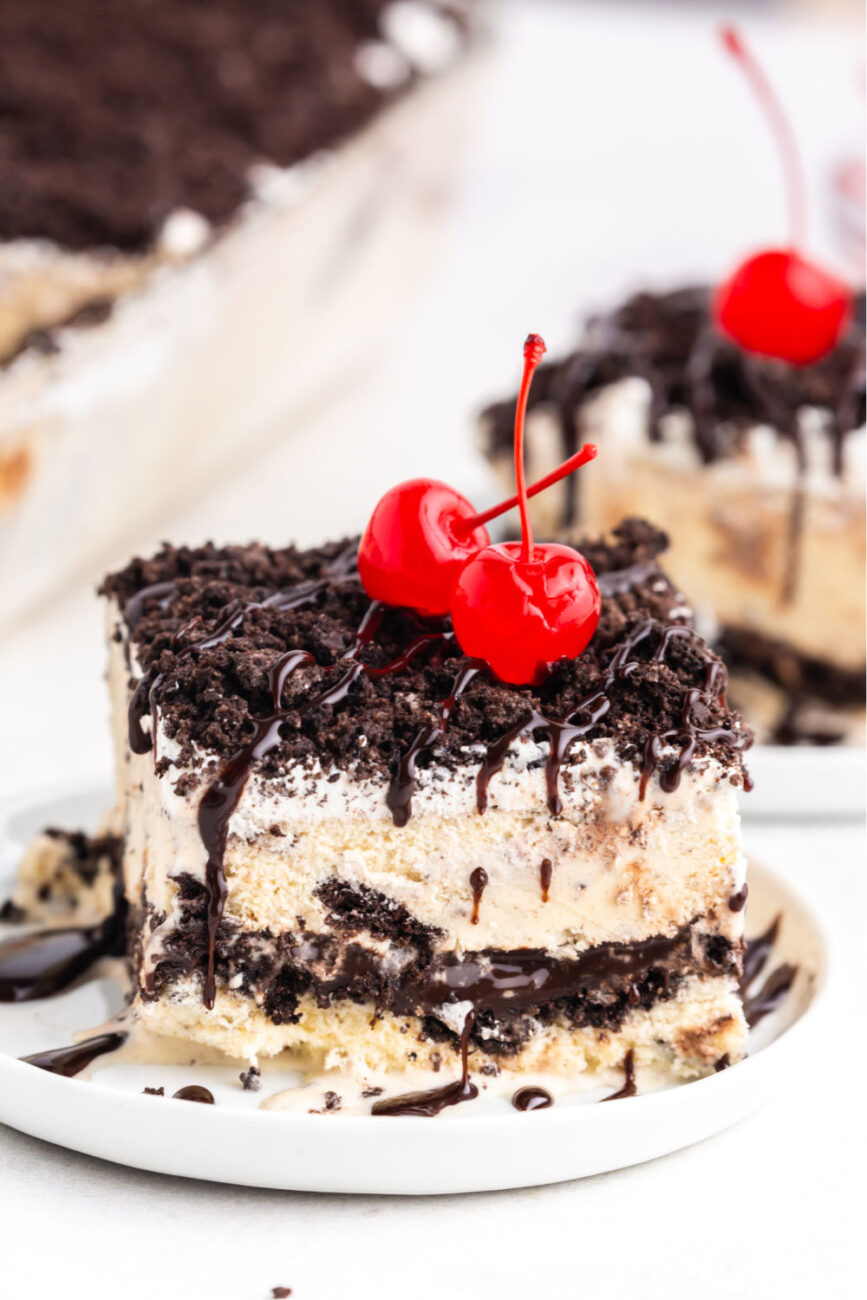 unbaked cream oreo cake with strawberries and chocolate