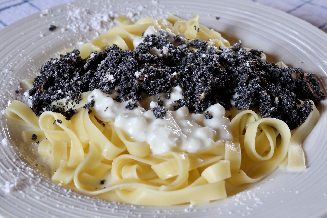 wide noodles with poppy seeds